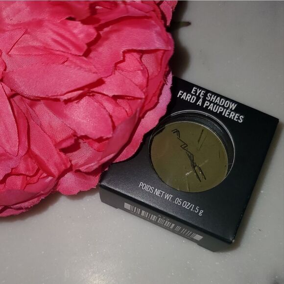 MAC Mo Money Mo Problems Eyeshadow (Warm Medium Olive/Army Green) - Picture 11 of 15